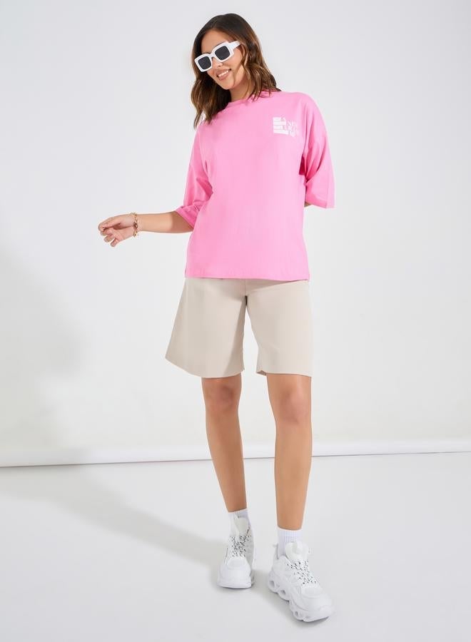 ستايلي تيشيرت أوفر سايز بشعار ممزق وكتف ساقط - Image 2